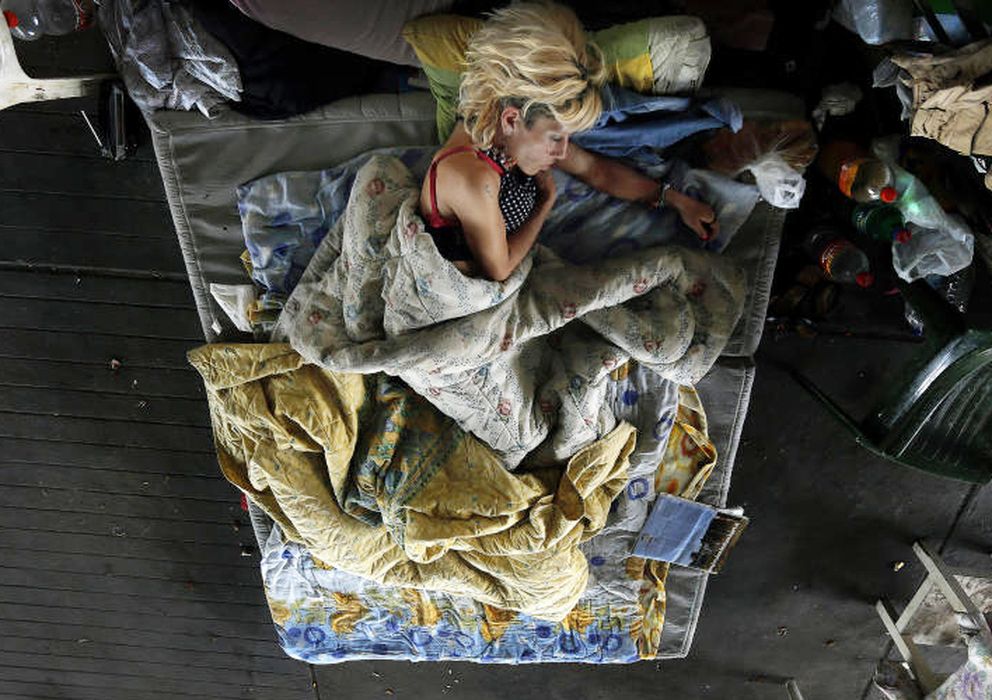 Foto: Marialena, una vagabunda y exadicta a la heroína de 42 años, duerme bajo un puente en el centro de Atenas (Reuters). 