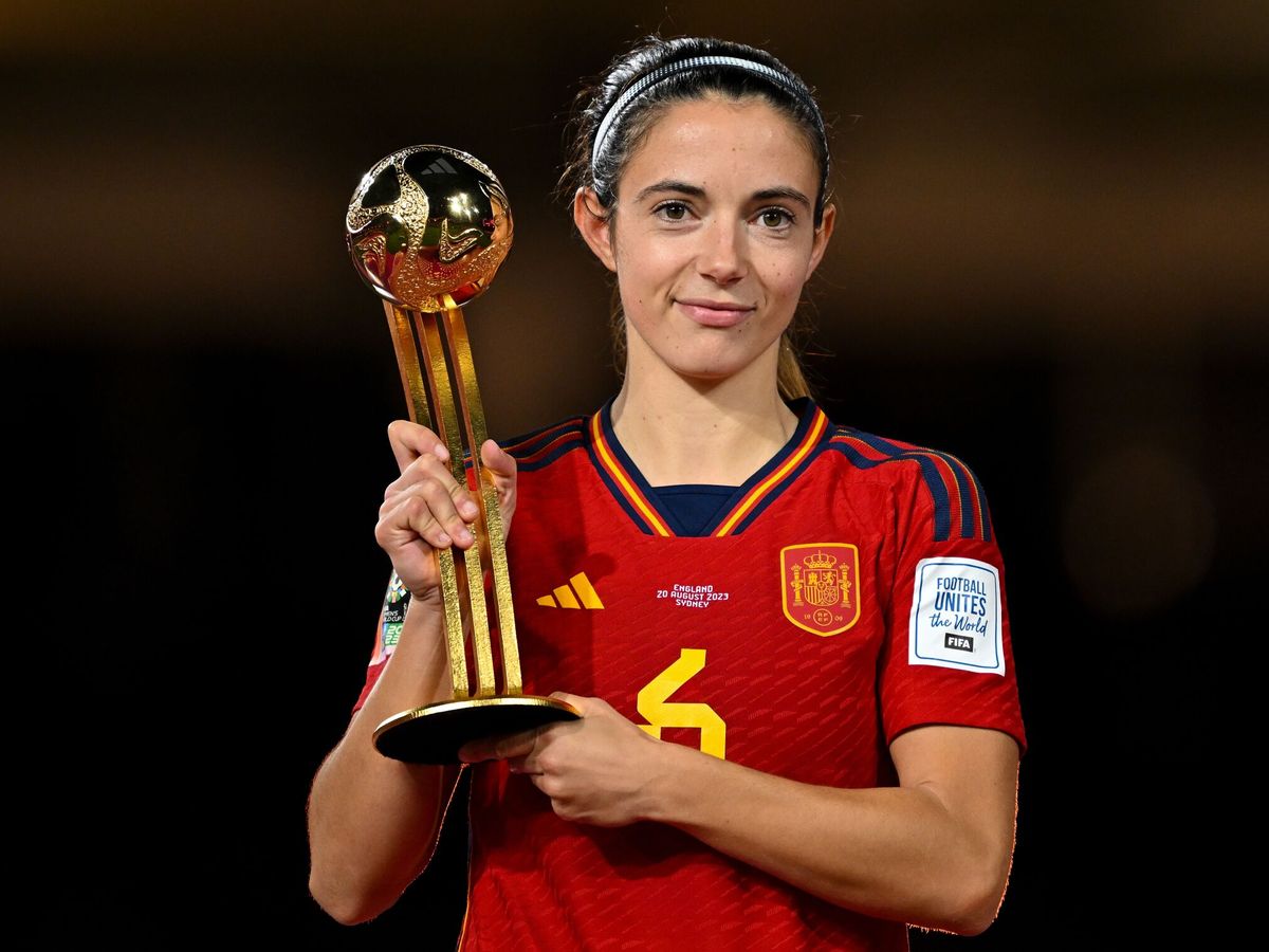Foto: Aitana Bonmatí, con el Balón de Oro del Mundial. (EFE/Dean Lewins)
