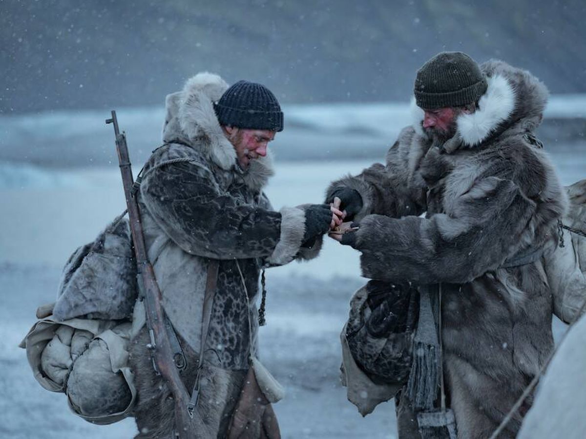 Foto: Imagen de los protagonistas de la película de supervivencia extrema 'Perdidos en el Ártico' (Netflix)