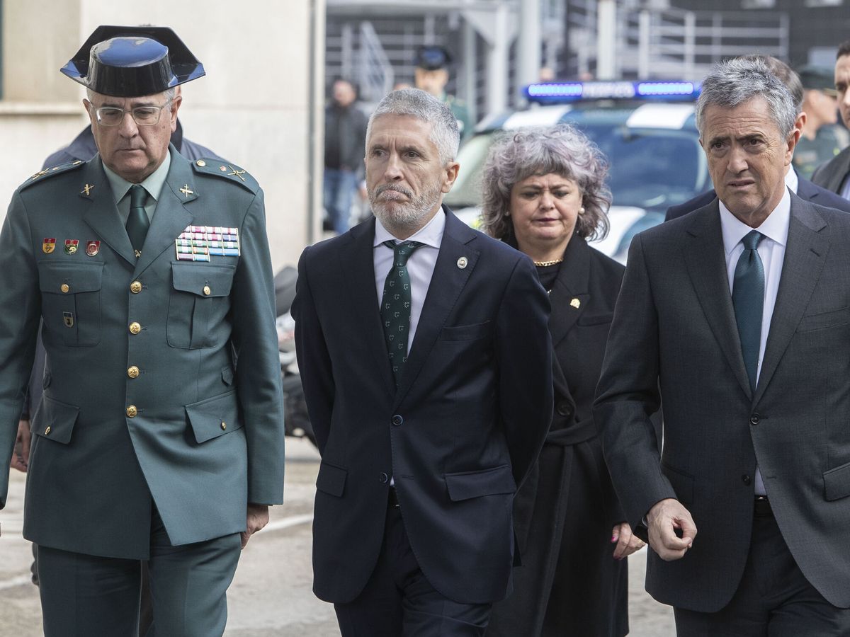 Foto: El ministro del Interior, Fernando Grande-Marlaska (c), a su llegada a la comandancia de la Guardia Civil en Cádiz. (EFE/Román Ríos)