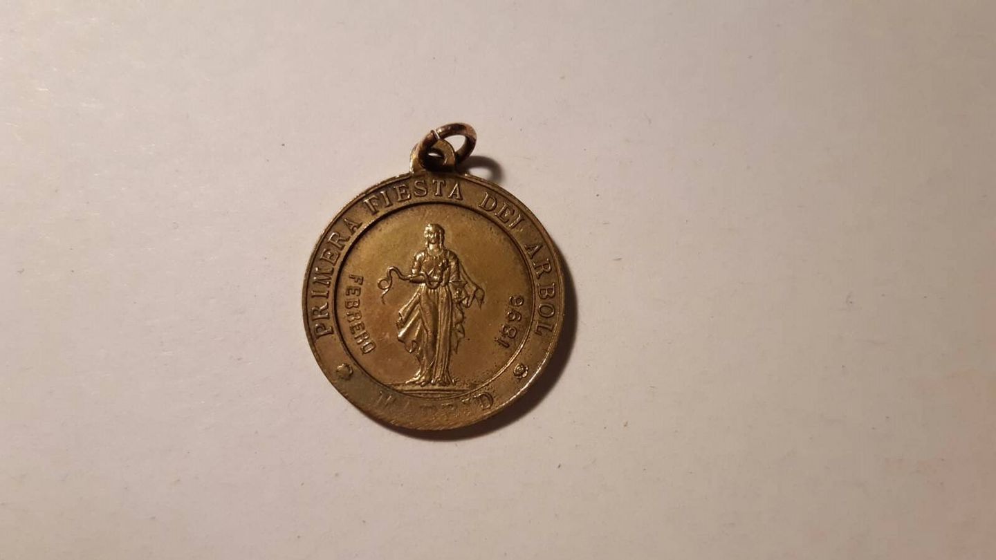 Medalla que dieron a los escolares como recuerdo, de aquella primera Fiesta del Árbol de 1896. (Carlo Stella)