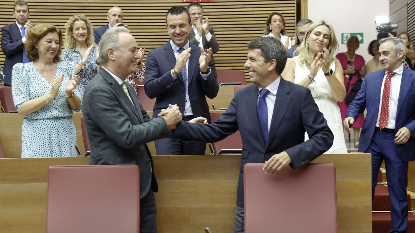 Foto: Carlos Mazón saluda al 'expresident' Alberto Fabra en la sesión de su investidura. (EFE/Kai Försterling)