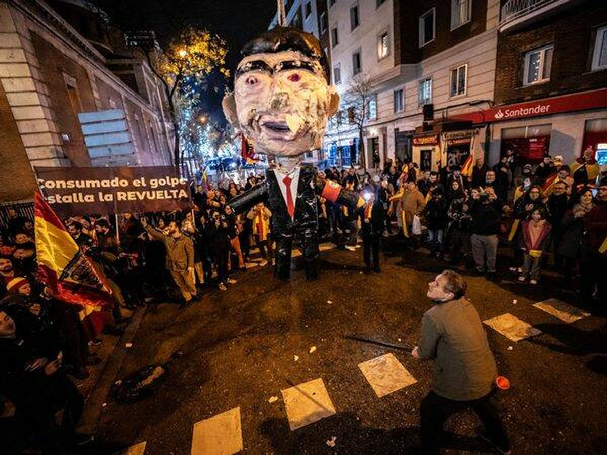Foto: El muñeco que representaba al presidente Pedro Sánchez y fue apaleado esta Nochevieja en la calle Ferraz. (Europa Press/Diego Radamés)