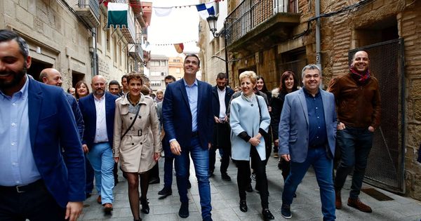 Foto: Pedro Sánchez, con la secretaria general del PSN-PSOE, María Chivite, y Santos Cerdán (2d), secretario de Coordinación Territorial del PSOE. (EFE)