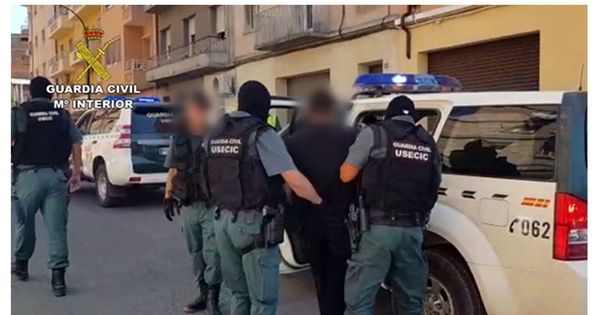 Foto: Momento en el que la Guardia Civil libera a una joven retenida por un hombre en Monzón (Huesca). (EFE)