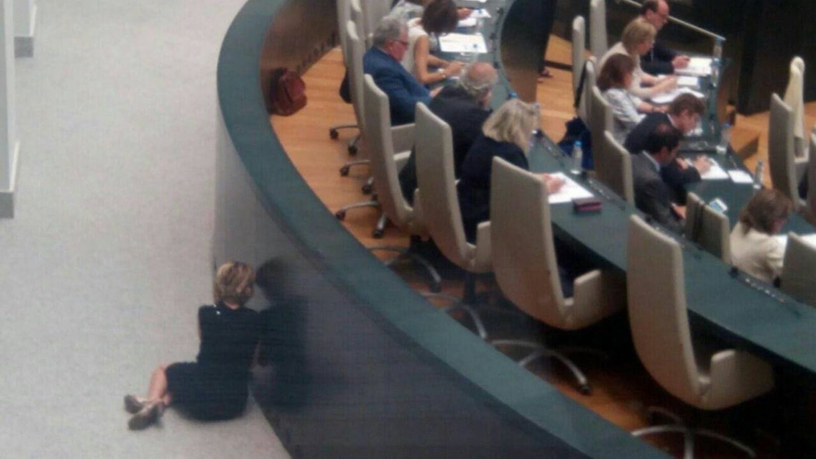Foto: Aguirre, en el suelo del Ayuntamiento de Madrid hablando por teléfono (Twitter/@AhoraCLineal)
