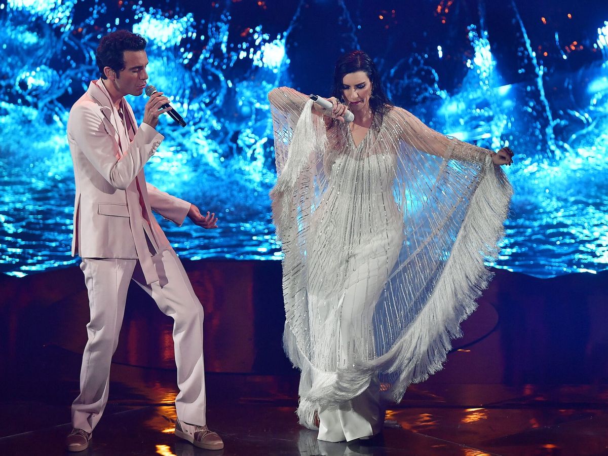 Foto: Mika y Laura Pausini en la gala de Eurovisión 2022. (EFE/Alessandro Di Marco)