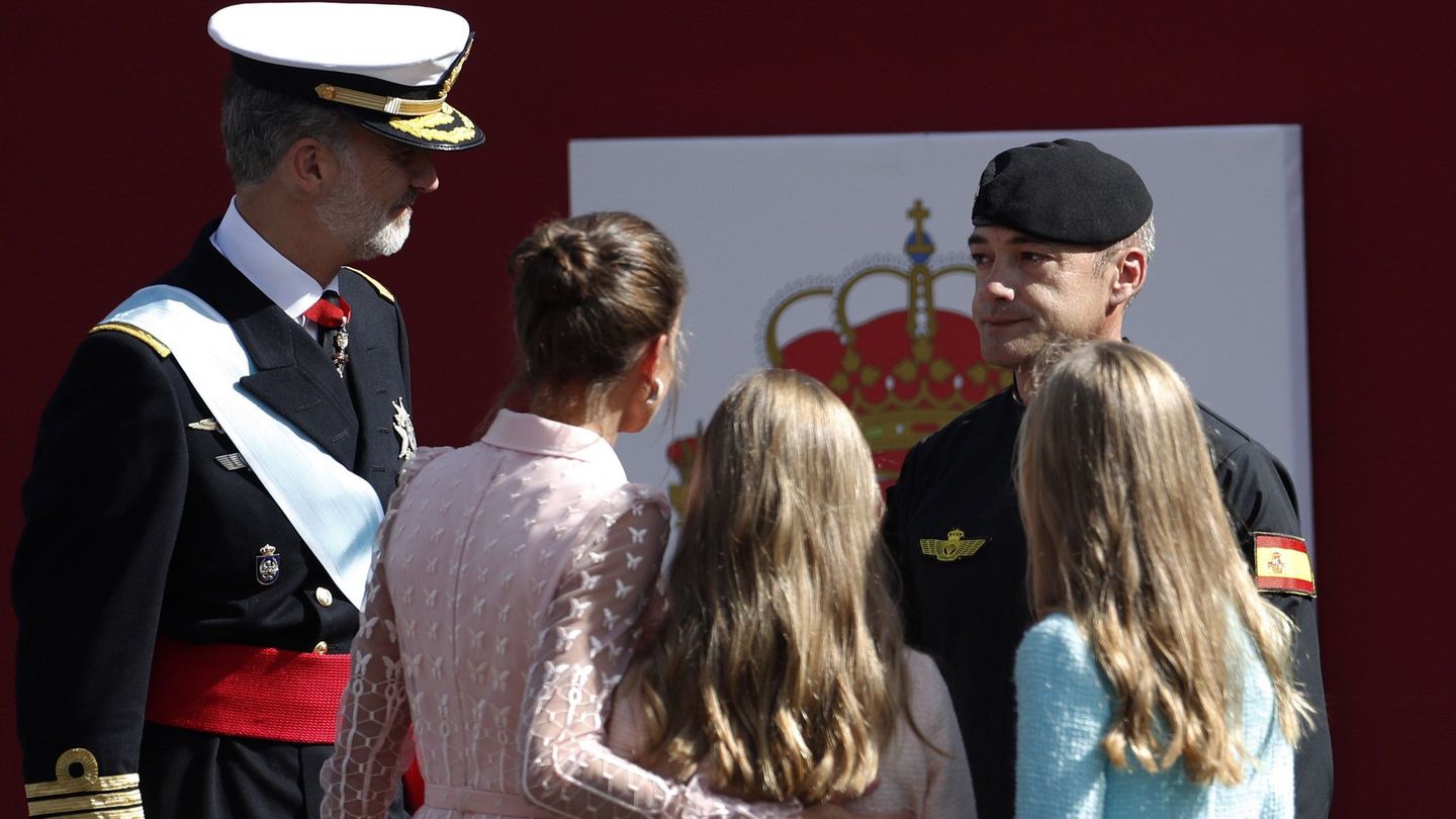 Los reyes Felipe y Letizia, junto a sus hijas la princesa Leonor y la infanta Sofía, conversan con el paracaidista. (EFE)