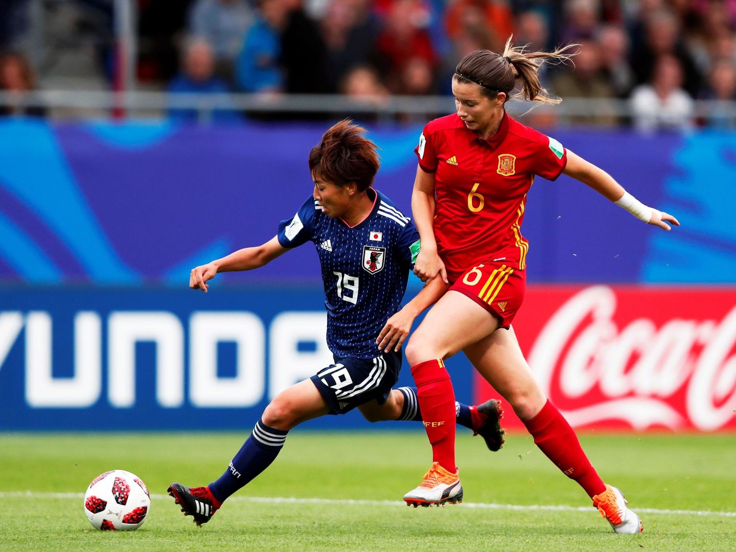 Damaris Egurrola lucha por el balón con la japonesa Riko Ueki durante la final del Mundial Sub 20 disputado en Francia. (EFE)