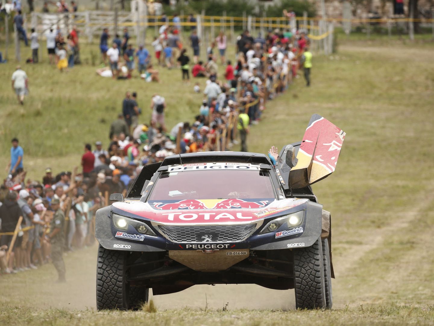 Carlos Sainz ganó el segundo Dakar de Peugeot tras un desastroso debut. (EFE)