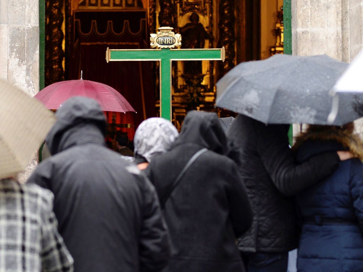 Foto: Habrá que tener a mano el paraguas esta Semana Santa. (EFE/NACHO GALLEGO)