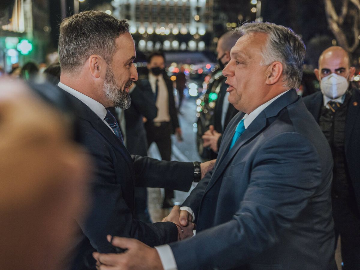 Foto: Abascal saluda a Viktor Orbán durante la cumbre de Madrid de enero. (Vox)