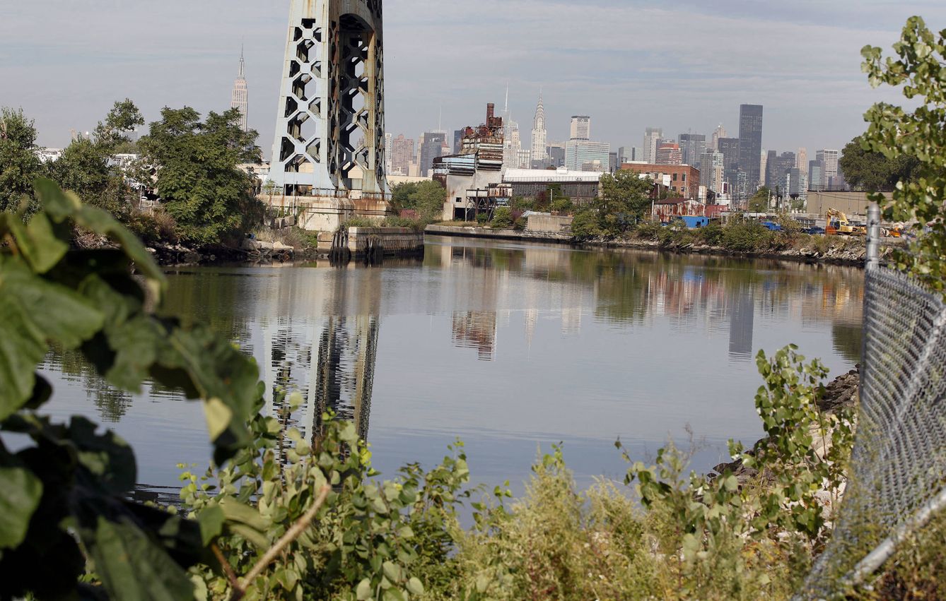 Foto: Imagen de Newtown Creek, en Queens Borough, Nueva York, en septiembre de 2010. (Reuters)