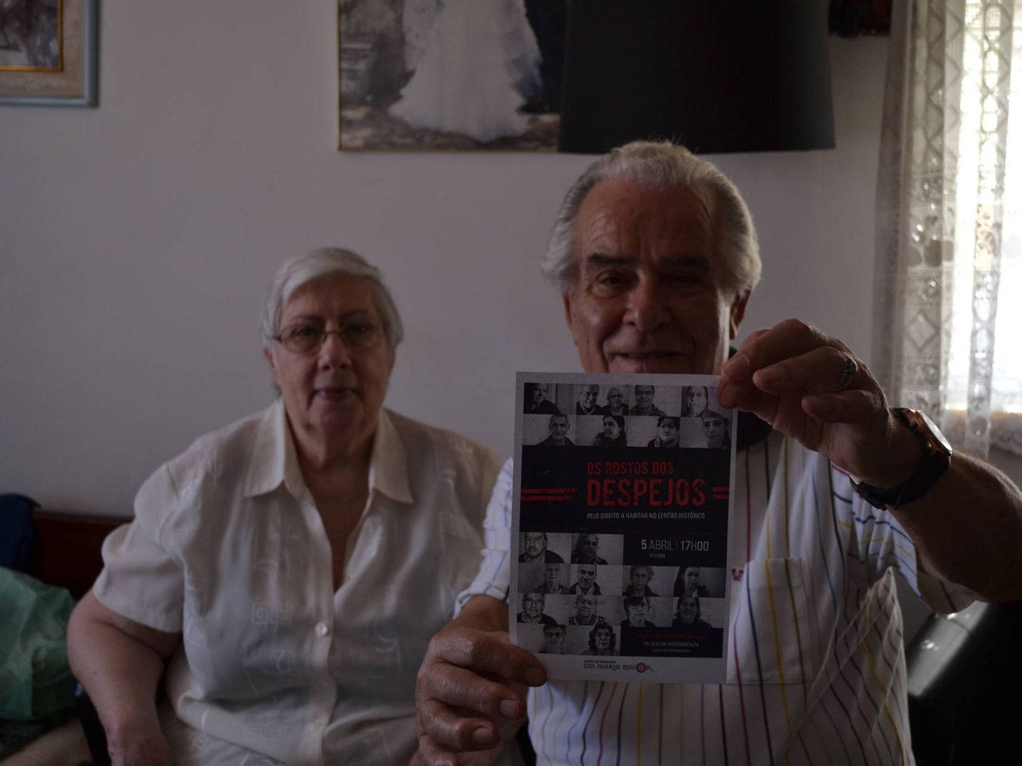 Eduardo y Natália Correia, con el cartel de la iniciativa 'Los rostros del desahucio'. (Lola Sánchez)