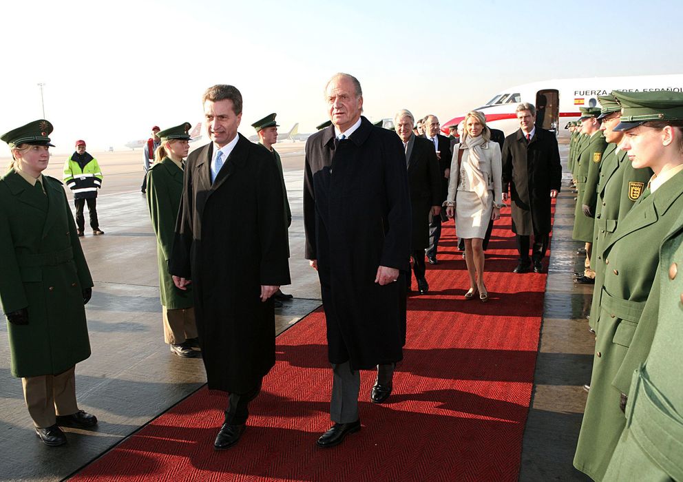 Foto: El Rey don Juan Carlos durante una visita a Alemania y en segundo plano la princesa Corinna (I.C.)