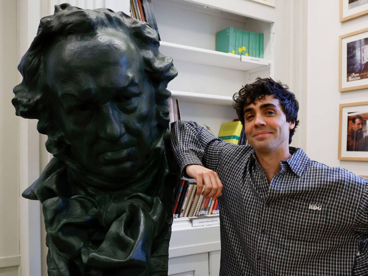 Foto: Javier Ambrossi posa junto al busto de Goya. (EFE)