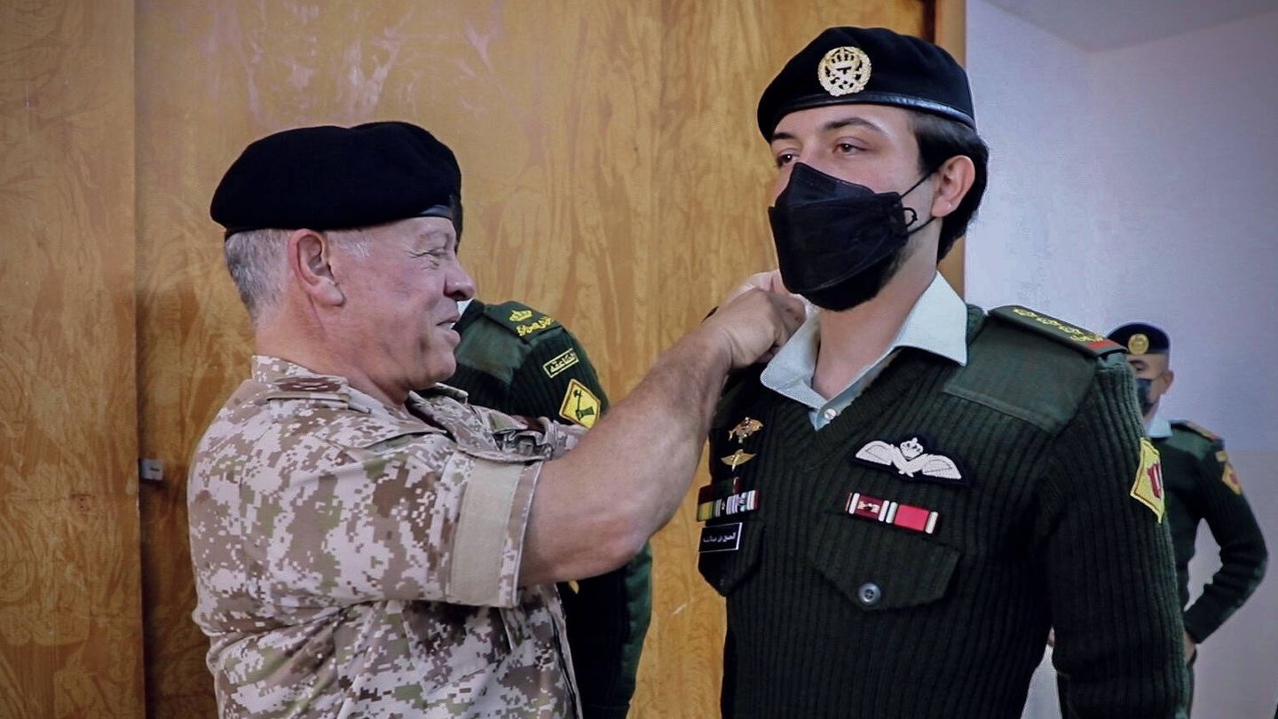 Hussein, recibiendo el rango de capitán de manos del rey Abdalá. (Real Corte Hachemita de Jordania)