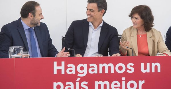 Foto: Pedro Sánchez, junto a José Luis Ábalos y Carmen Calvo, este 21 de mayo de 2018 en la reunión del plenario de la ejecutiva federal del PSOE. 
