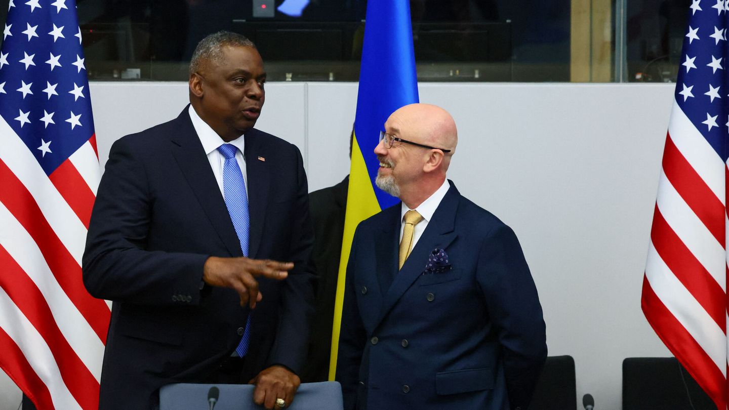 Ukraine's Defense Minister Oleksii Reznikov and U.S. Secretary of Defense Lloyd Austin attend a meeting of the Ukraine Defense Contact Group, as a part of a NATO Defence Ministers' meeting at the Alliance's headquarters in Brussels, Belgium June 15, 2023. REUTERS Yves Herman