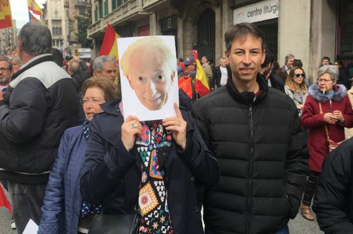 Dos manifestantes marchan con caretas del cómico Albert Boadella. (Antonio Fernández)
