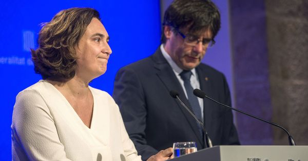 Foto: El presidente de la Generalitat, Carles Puigdemont, y la alcaldesa de Barcelona, Ada Colau. (EFE)