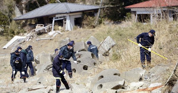 Foto: Agentes de policía buscan entre los escombros en marzo de 2011 (Reuters)