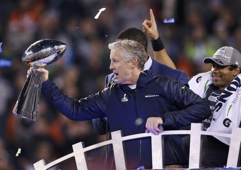 Foto: El entrenador de los Seattle Seahawks, Pete Carroll, con el titulo de la Super Bowl, junto a su quarterback Russell Wilson.