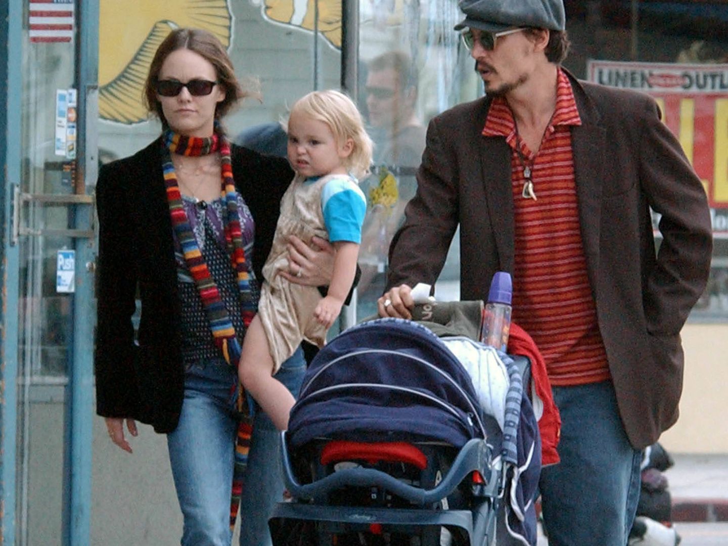 Con sus padres, Vanessa Paradis y Johnny Depp. (Gtres)