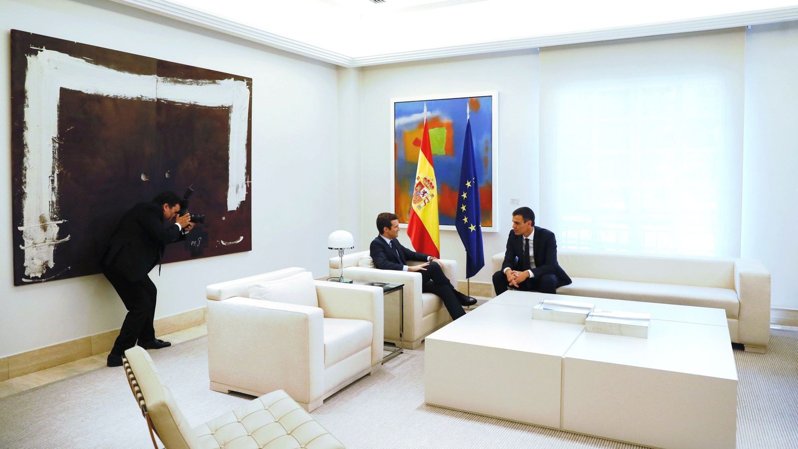 Foto: Pedro Sánchez y Pablo Casado durante su primera reunión en La Moncloa, este 2 de agosto. (EFE)