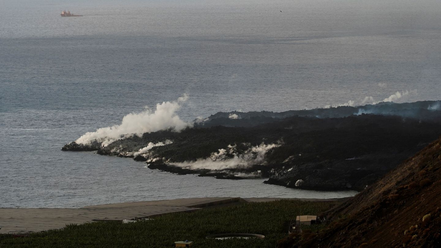 La lava del volcán de La Palma llega al mar. (Reuters) 