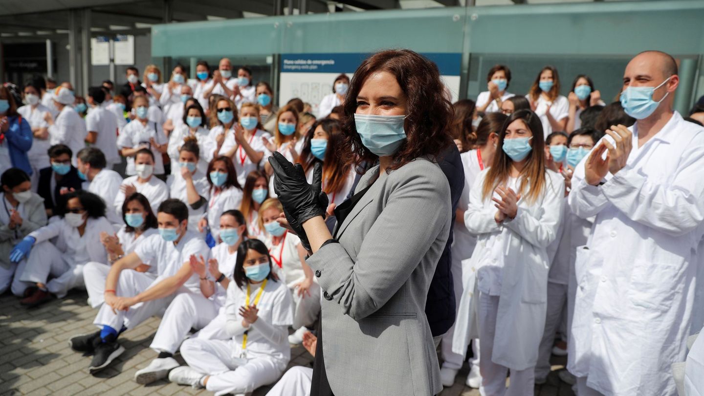 La presidenta de la Comunidad de Madrid, Isabel Díaz Ayuso (d), en el acto de cierre del hospital de campaña del recinto ferial de Ifema este viernes. (EFE)