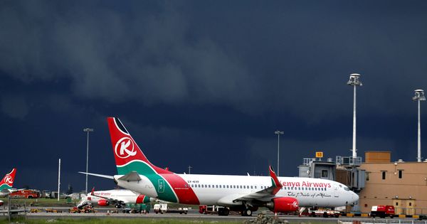 Foto: Varios aviones de Kenya Airwais, en un aeropuerto cerca de Nairobi. (Reuters)