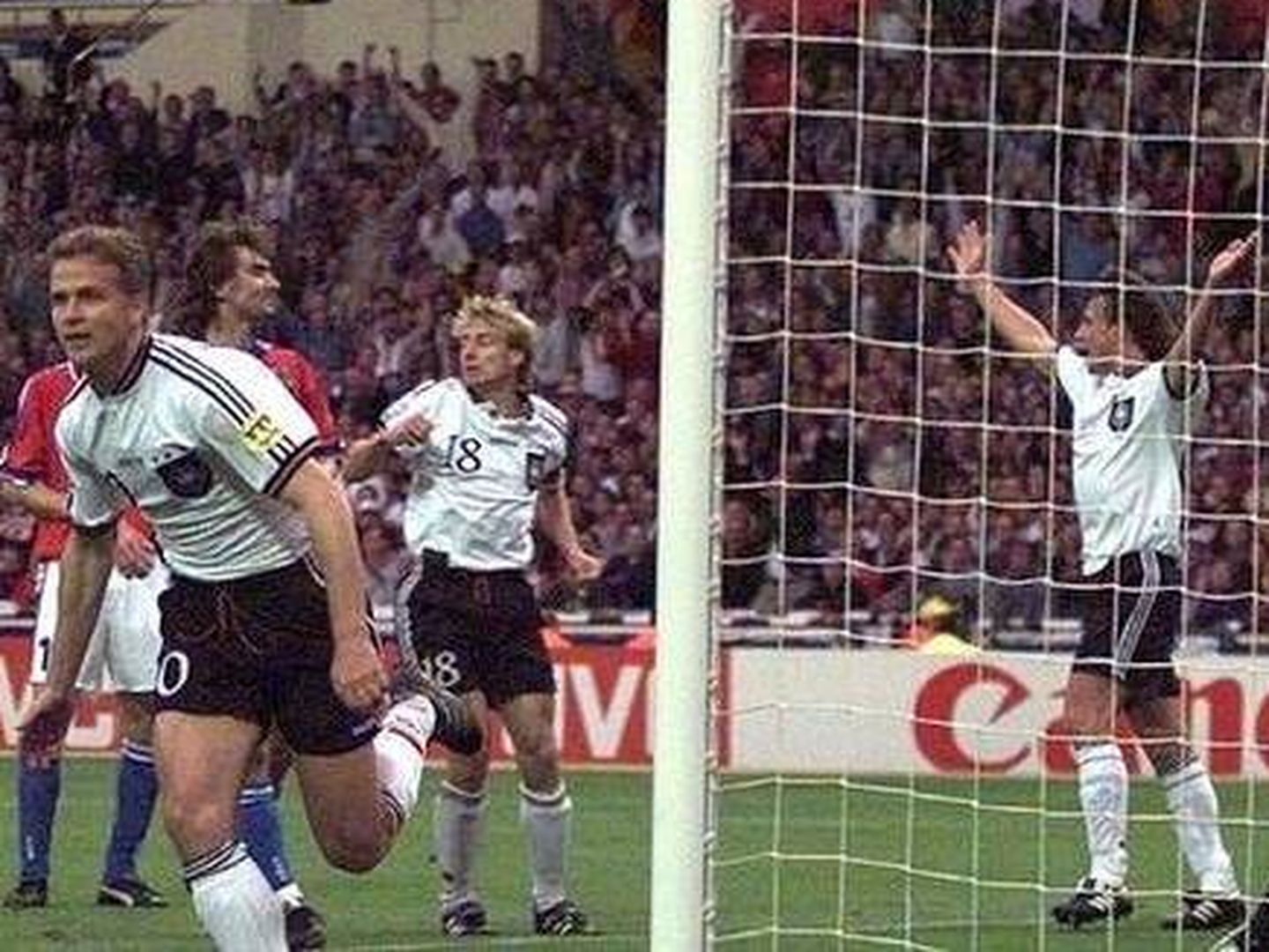 Oliver Bierhoff celebra su gol en la final de la Eurocopa de 1996 (Efe).