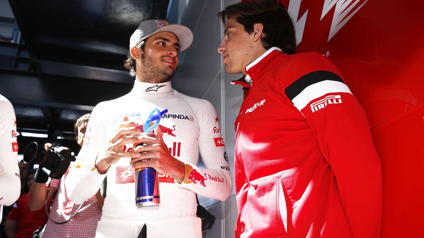 Carlos Sainz, cuando estaba en Toro Rosso, charlando con Roberto Merhi en Australia. (Imago)