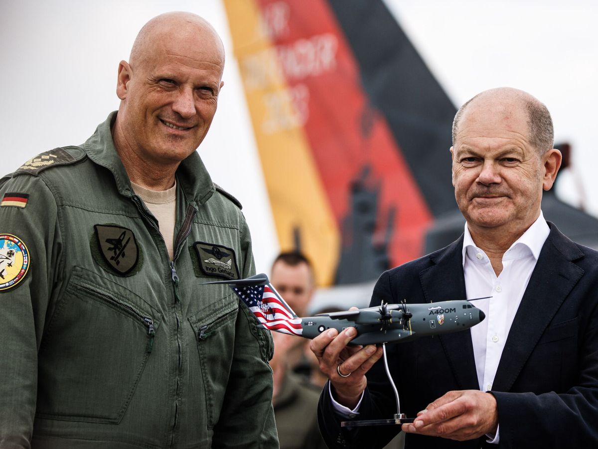 Foto: Ingo Gerhartz (i), jefe de la Bundeswehr, y el canciller alemán, Olaf Scholz, en junio de 2023. (EFE/Clemens Bilan)