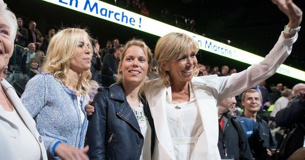 Foto: Laurence y Tiphaine junto a Brigitte Macron. (RRSS)