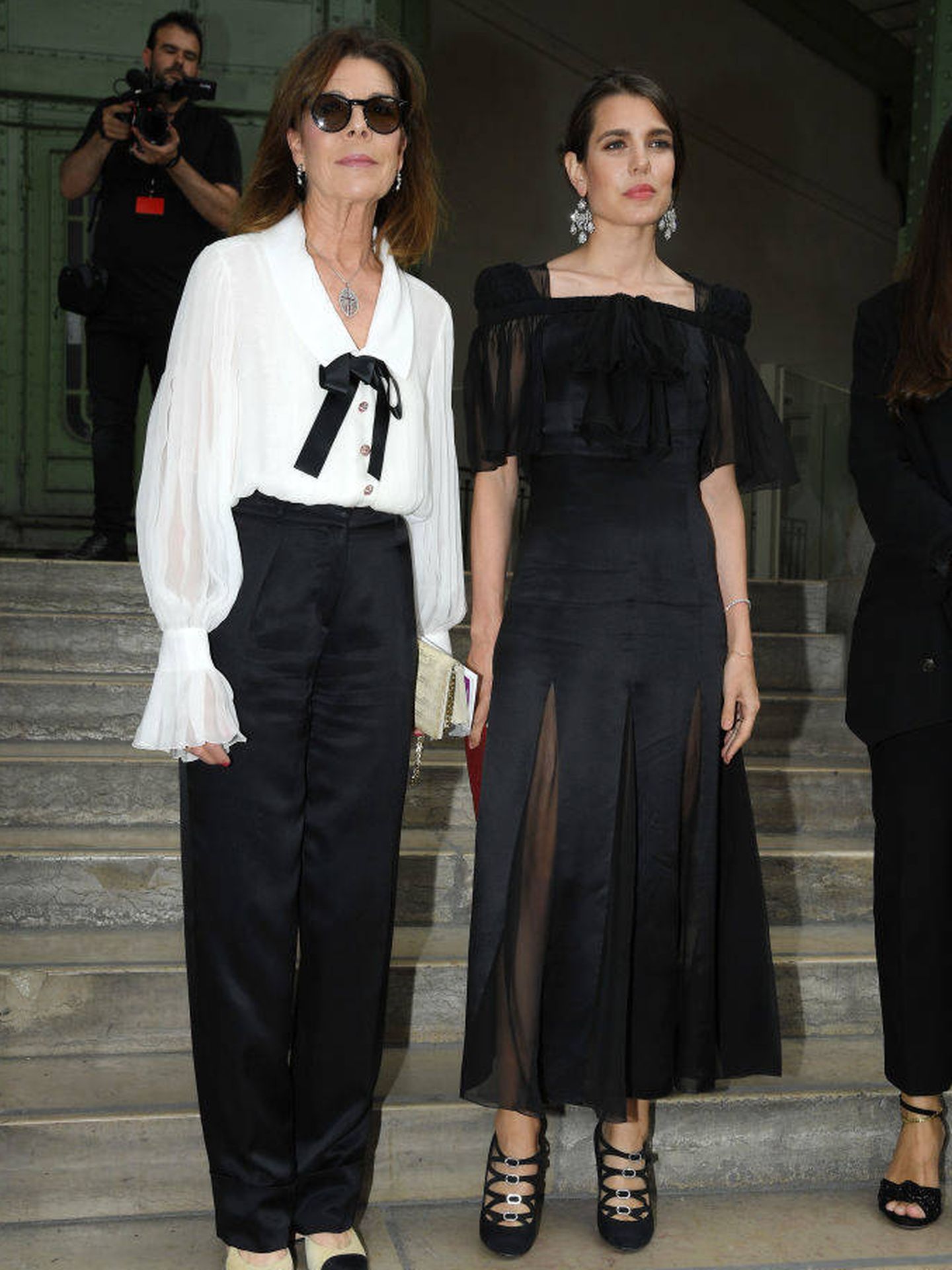 Carolina y Carlota, durante el homenaje a Karl Lagerfeld en París. (Getty)