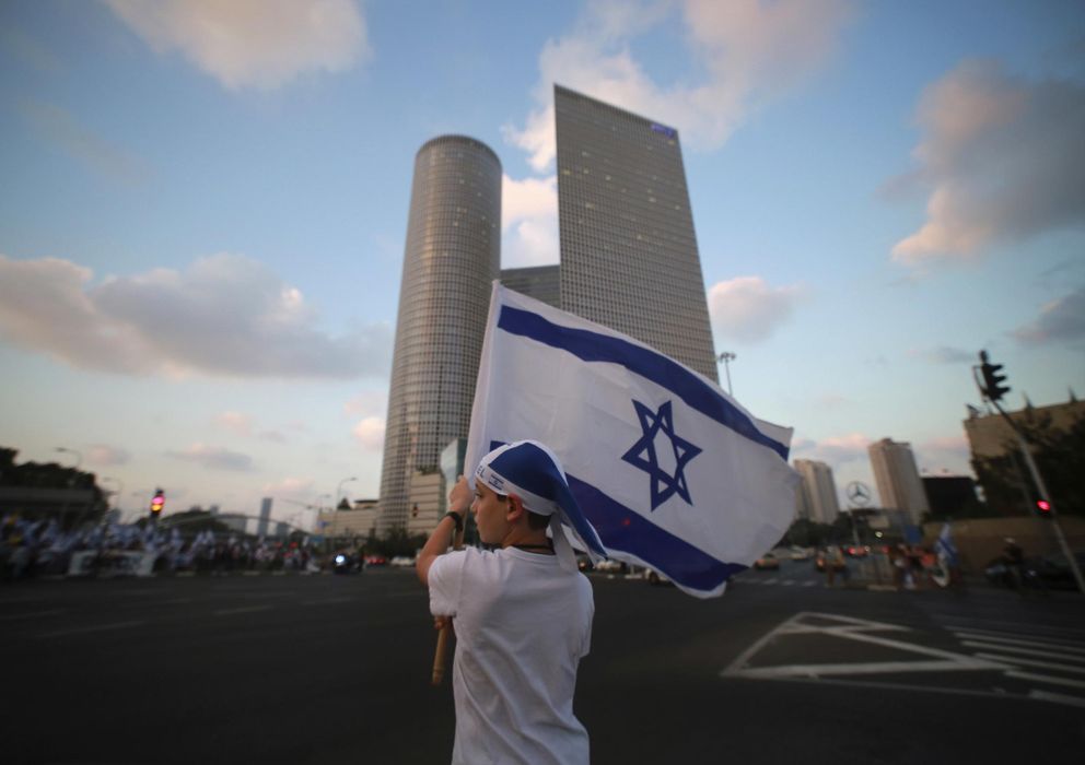 Foto: Un niño israelí con la bandera de su país. (EFE)