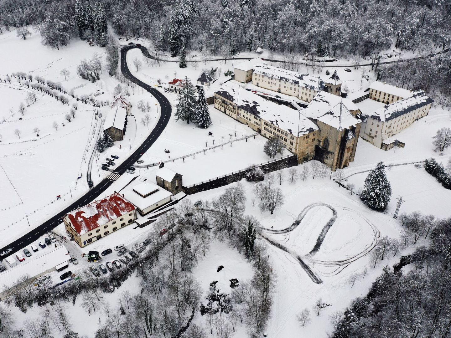 Imagen tomada desde un dron de la Colegiata de Roncesvalles cubierta de nieve tras los últimos temporales que han afectado a la zona. (EFE/Jesús Diges)