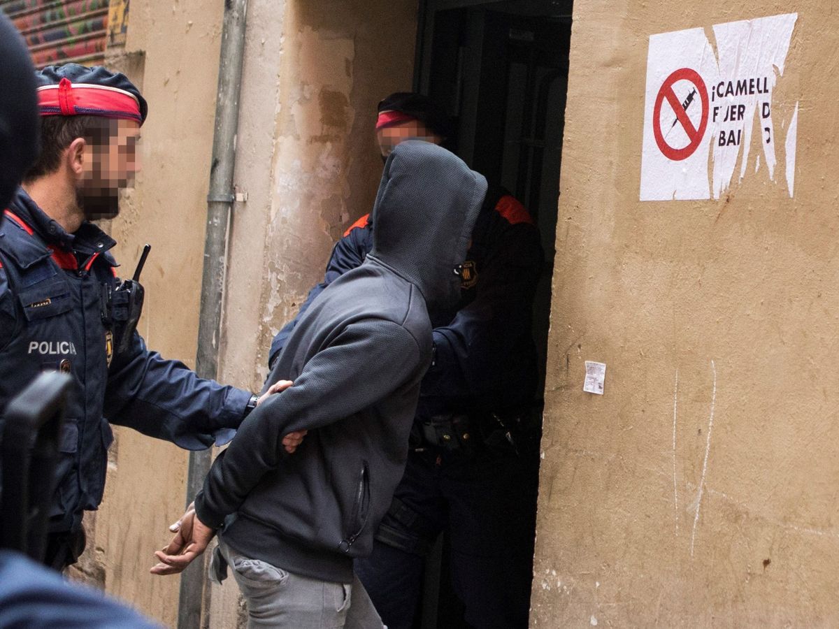 Foto: Una operación contra los narcopisos. (EFE/Quique García)
