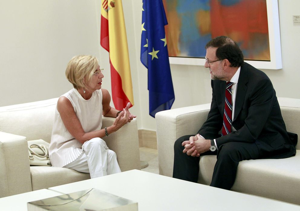 Foto: El presidente del Gobierno, Mariano Rajoy, conversa con la líder de UPyD, Rosa Díez (Efe)