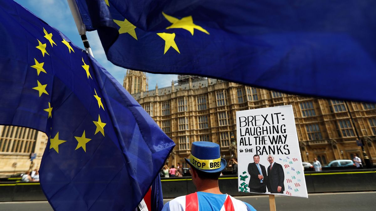 May evita 'in extremis' que el Parlamento tenga el control sobre el Brexit... por ahora