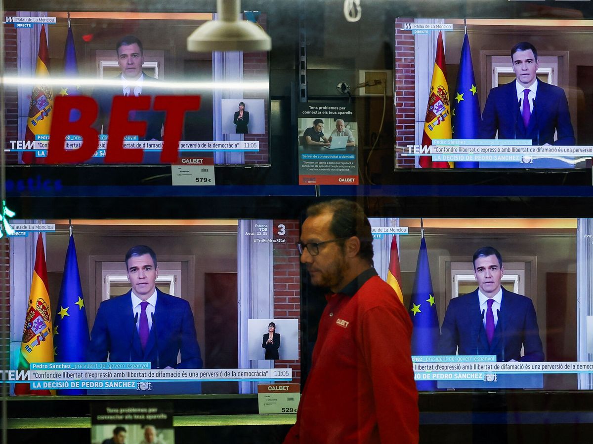 Foto: Televisores con la comparecencia de Pedro Sánchez en el norte de Barcelona. (Reuters/Albert Gea)