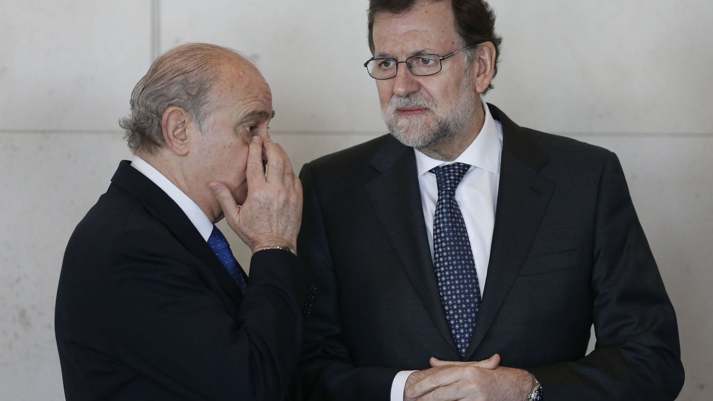 Jorge Fernández Díaz y Mariano Rajoy. (EFE)