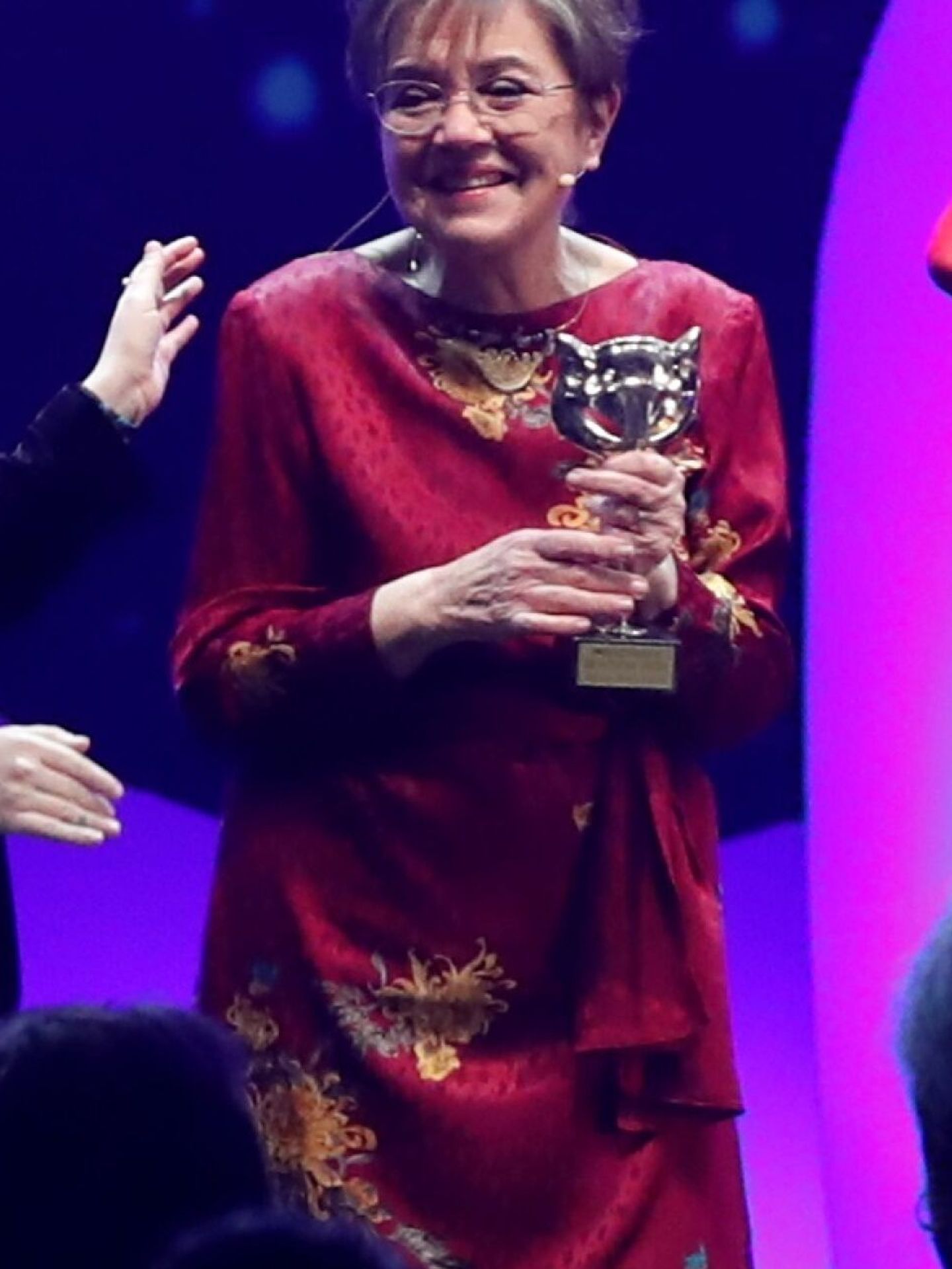 La realizadora Cecilia Bartolomé recibe el Feroz de Honor en 2022. (EFE/Javier Cebollada)