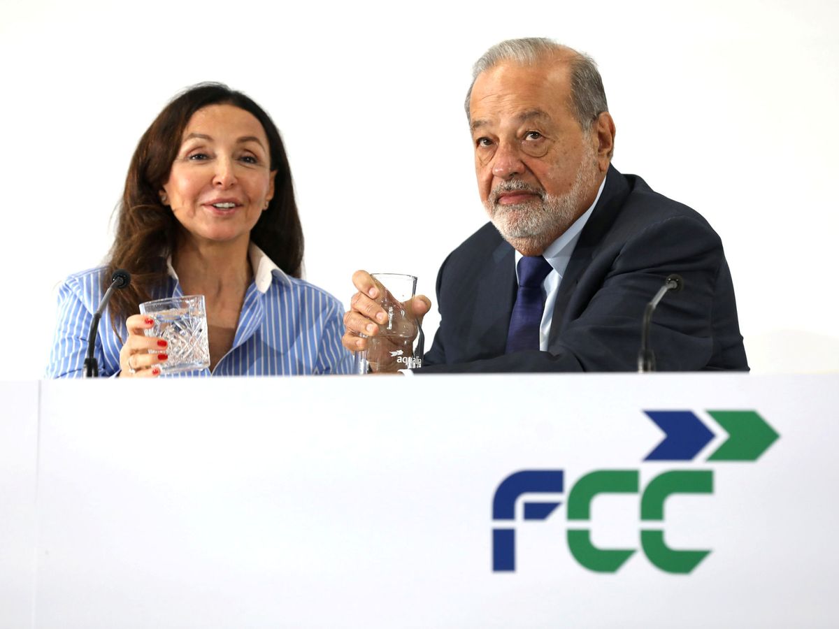 Foto: Esther Alcocer Koplowitz, presidenta de FCC, y Carlos Slim. (Reuters/Susana Vera)