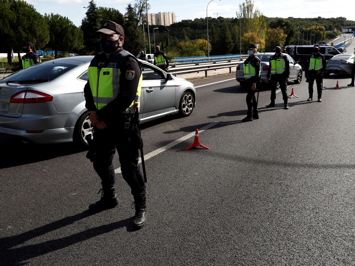 Control policial en el acceso a la capital el lunes 5 de octubre. (EFE)