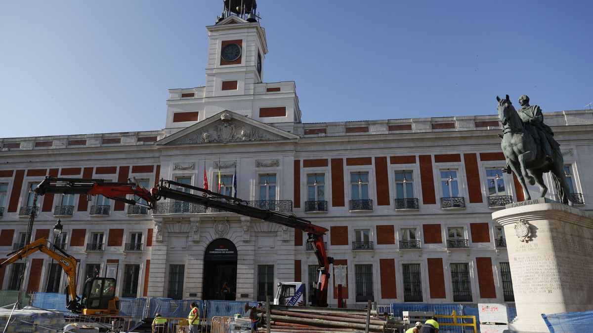 Madrid estrena la nueva fuente de la Puerta del Sol (y la gente ya está tirando monedas dentro)