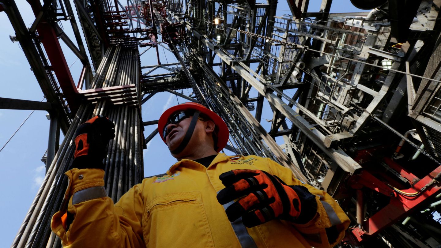 Un empleado trabaja en la plataforma petrolífera Centenario, en el Golfo de México, frente a las costas de Veracruz, en enero de 2014. (Reuters)