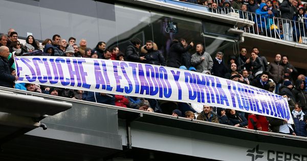 Foto: Esta pancarta pidiendo la dimisión de Florentino Pérez fue retirada en el Bernabéu en marzo de 2016. (EFE)
